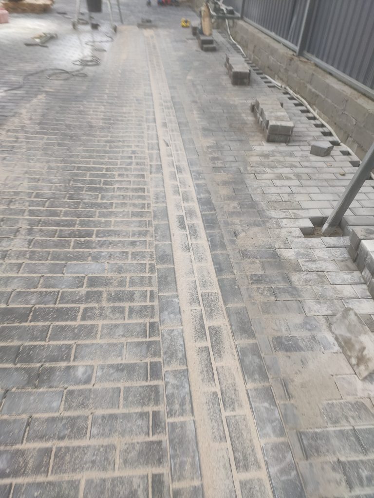 Układanie kostki – schody i chodnik wyłożone szarą kostką granitową lub betonową, profesjonalne brukarstwo na ciągach pieszych